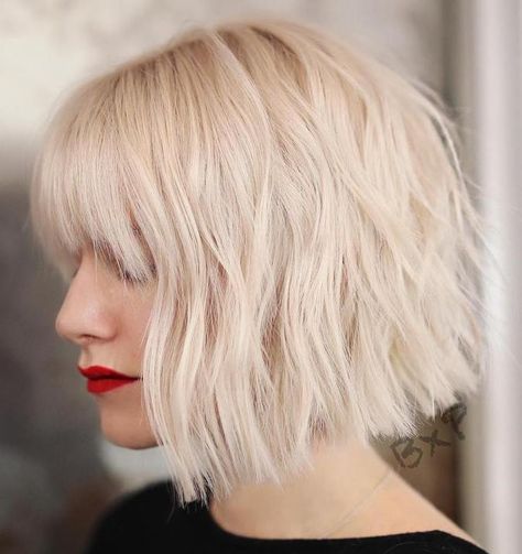 Ash Blonde Chopped Bob Blond Cenușiu, Bob Lung, Choppy Bob Haircuts, Textured Haircut, Textured Bob, Choppy Bob, Choppy Bob Hairstyles, Bob With Bangs, Short Layered Haircuts