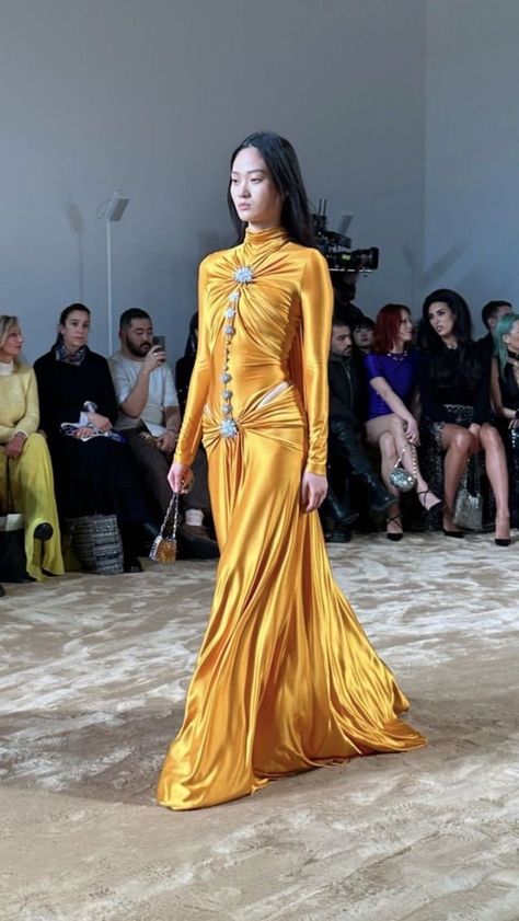 Runway Moments, Look Festival, Chanel Runway, Runway Fashion Couture, فستان سهرة, Creation Couture, Fashion Inspiration Design, Ball Gown Dresses, Paco Rabanne