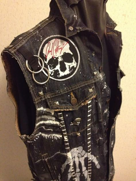 Chaleco Cherry Clothing, Punk Vest, Punk Fashion Diy, Vest Ideas, Battle Jackets, Battle Vest, Punk Jacket, Crust Punk, Battle Jacket