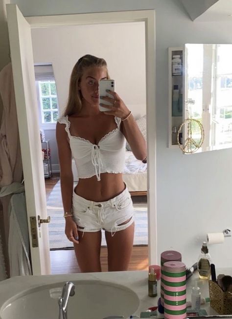 White Jean Shorts Outfit, Summer Jean Shorts Outfit, Jean Short Outfits, Summer Outfits 2024, Low Cut Top, Summer Shorts Outfits, Outfit Inspo Summer, White Jean Shorts, Cut Top