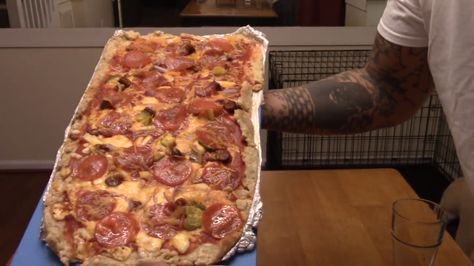 Former Felon Shares a Recipe For Pizza He Made In Prison Using Only the Ingredients Available at the Time Prison Food Recipe, Saturday Dinner Ideas, Recipe For Pizza, Dessert Pizza, Cheap Eats, Pizza Bread, In Prison, Web Magazine, Style Sneakers