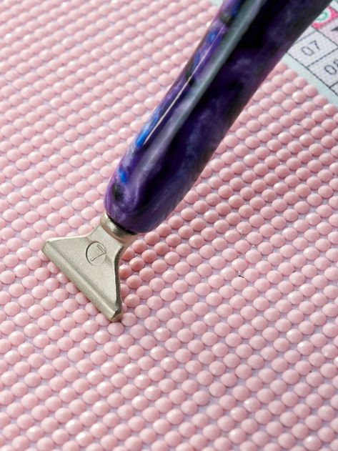 A steel diamond painting multiplacer is shown on a premium diamond painting pen on top of a canvas filled with pink rhinestone drills. Diamond Painting Tools, Diamond Picture, Art Painting Tools, Best Accessories, Painting Accessories, New Accessories, Must Have Tools, Essential Tools, Art Tools