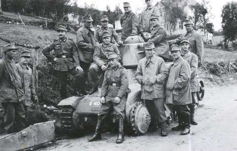 Gebirgsjäger posing with a captured French tank during the campaign in Norway. circa.1940 Battle Of The Bulge, German Soldier, People's Liberation Army, Wwii Photos, German Soldiers Ww2, Catholic Faith, Once Upon A Time, Norway, Soldier