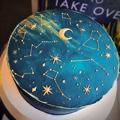 Constellation Cake Ideas, Aquarius Cake Design, Spiritual Cakes Birthday, Constellation Birthday Cake, Space Cake Aesthetic, Astronomy Birthday Cake, Celestial Cake Topper, Astronomy Cake Ideas, Simple Space Cake