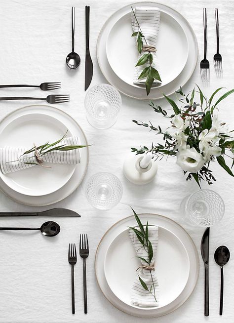 Minimal Table Setting, Table Settings Everyday, Modern Tablescape, Minimal Table, Modern Table Setting, Tafel Decor, Christmas Dinner Table, Easter Table Settings, Dinner Table Setting