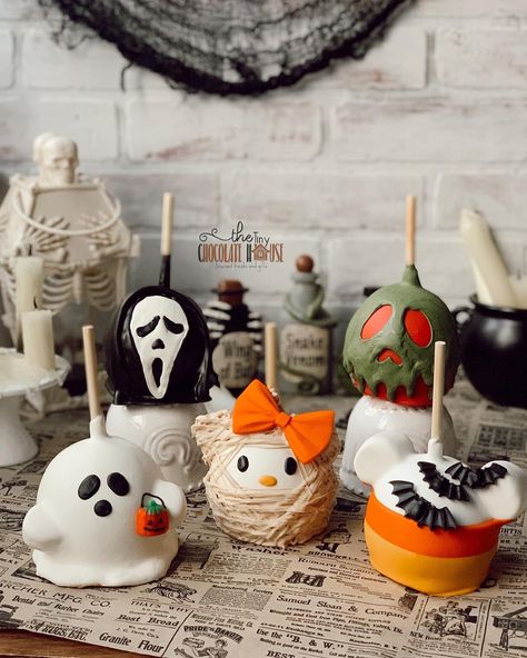 It’s official! "Spooky” season is in full swing here @the_tiny_chocolate_house. Halloween caramel apples 2023.… | Instagram Halloween Caramel Apples, Fall Caramel Apples, Caramel Apples Halloween, Halloween Candy Apples, Spooky Halloween Desserts, Chocolate Caramel Apples, Halloween Apples, Chocolate House, Pop Cake