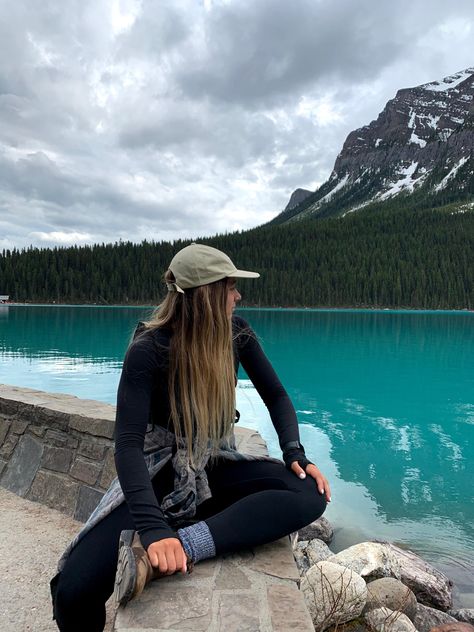 Canada Hiking Outfit, Norway Photo Ideas, Banff Poses, Banff Outfit Summer, Canada Toronto City, Mountain Photo Ideas, Hiking Poses, Trekking Outfit, Hiking Summer