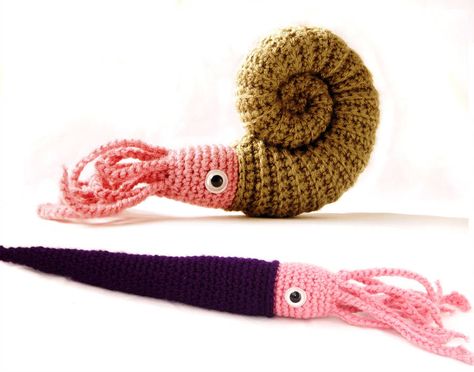 Ammonite and Orthocone by kaelby Crochet Sea Creatures, Crochet Fish, Confection Au Crochet, Crochet Food, Yarn Tail, Crochet Animal Patterns, Yarn Needle, Crochet Dolls, Yarn Crafts