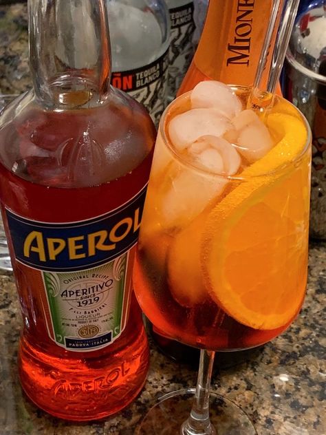 Aperol Spritz Summer, Spritz Aesthetic, Aperol Spritz Aesthetic, Aesthetic Aperol Spritz, Perfect Aperol Spritz, Aperol Spritz On The Beach, Spritz Aperol, Spritz Recipe, Pretty Alcoholic Drinks