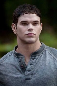 Emmett Twilight, Emmett Cullen, The Twilight Saga Eclipse, Rosalie Hale, Twilight Funny, The Cullen, Alice Cullen, Kellan Lutz, Twilight Series