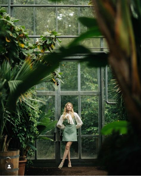 Green House Photography, Plant Room Photoshoot, Conservatory Photoshoot Ideas, Summer Lifestyle Photoshoot, Botanical Garden Aesthetic Outfit, Botanical Garden Portrait Photography, Photoshoot In Botanical Garden, Photoshoot In Greenhouse, Brooklyn Botanical Garden Photoshoot