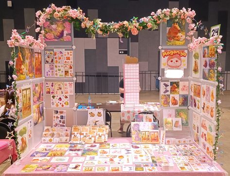 Artist Alley Storage, Convention Stand Ideas, Cute Stall Ideas, Artists Alley Display, Artist Alley Table Display, Vending Table Set Up, Artist Alley Tips, Art Table Ideas, Art Stall Display Ideas