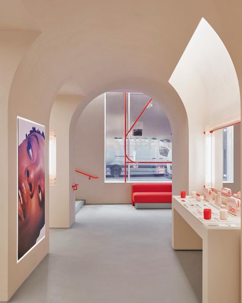 Glossier New York, Glossier Store, Monochromatic Room, Soho Loft, New York Loft, Places In New York, Carlo Scarpa, Green River, Soho Nyc