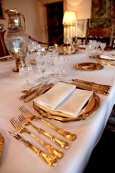 Royal Table Decorations, Royal Food Table, Royal Dinner Table, Royal Table Setting, Royal Dining Room, Royal Dining Table, Camus Cognac, Royal Dinner, Royal Food