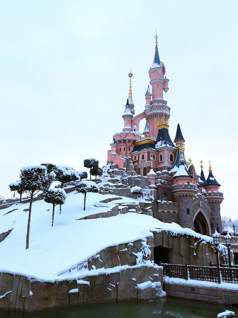 Virtual Tour of Disneyland Paris... In the Snow! - Disney Travel Babble Winter Backgrounds Aesthetic, Backgrounds Aesthetic Laptop, Disneyland Aesthetic Winter, Disney Winter Background, Disneyland Paris Winter, Disney Paris Christmas, Disneyland Paris Aesthetic, Paris New Years Eve, Land Aesthetic