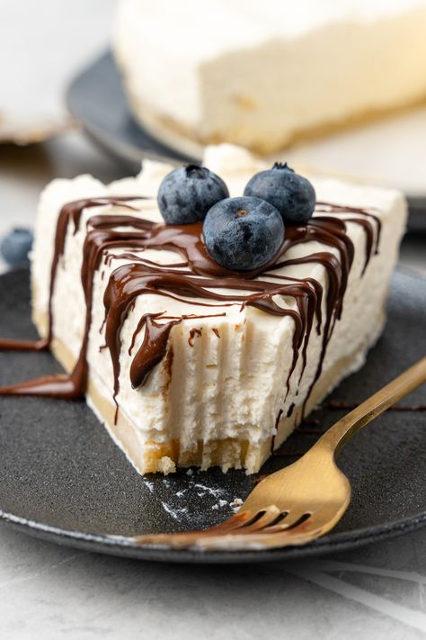 Give this no bake keto cheesecake recipe a try for your next sweet tooth craving. A popular dessert among people who follow a low-carb or gluten-free diet, or those who want to avoid refined sugars. No Carb Cheesecake, No Bake Keto Cheesecake, Chocolate Strawberry Desserts, Sweet Tooth Craving, Keto No Bake Cheesecake, Refined Sugar Free Desserts, Lchf Dessert, Popular Dessert, Sugar Free Jam