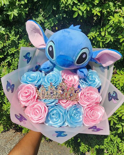 Stitch Bouquet 💐 💙💗 DM TO PLACE ORDER 📱 MONTEBELLO, CA 📍 #rosas #rosaseternas #eterno #parati #foryou #roses #eternalroses #process #instagram #instagood #instalike #instadaily #instamood #insta #inspiration #love #bouquet #flowers #crafty #losangeles #montebello #birthday #reels #luxury #nice #gift #miniramo #ramobuchon #stitchbouquet #ramodestitch💙💙💙 Concha Bouquet, Stitch Flower Bouquet, Birthday Reels, Stitch Bouquet, Love Bouquet, Insta Inspiration, Stitch Flowers, Glitter Roses, Fun Ideas