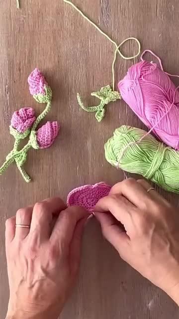 Rosebud Crochet Pattern, Crochet Rose Buds Free Pattern, Projek Mengait, Crochet Small Flower, Hadiah Diy, Crochet Rose Pattern, Make Flowers, Crochet Flowers Easy, Crochet Bedspread Pattern