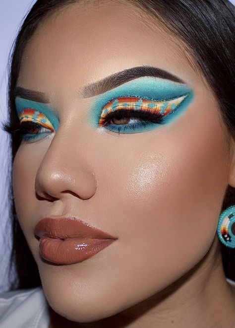 𝐋𝐚𝐤𝐢𝐬𝐡𝐚 𝐒 𝐂𝐮𝐬𝐭𝐞𝐫-𝐒𝐞𝐰𝐚𝐩 on Twitter: "A Cut-Crease, but ✨ #INDIGENOUS ✨ Another look for #NativeTwitter Details on my IG:NITHAOMALAKISHA… " Native American Eyes, Native American Makeup, Native American Face Paint, American Makeup, Native American Wedding, American Nails, Pendleton Blanket, Makeup Eye Looks, Creative Eye Makeup