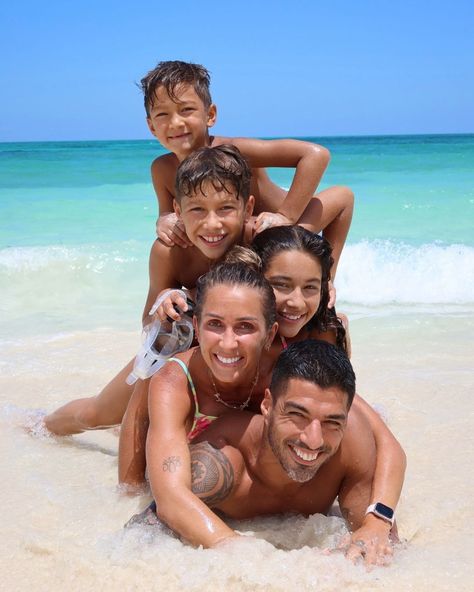 Luis Suárez y Lionel Messi han disfrutado de unas espectaculares vacaciones con sus familias 🌊☀️. Tras su lesión en la final de la Copa América, el argentino ha tenido que ausentarse de los entrenamientos mientras se recupera por completo ⚽. Por fortuna, estos días han sido más llevaderos gracias a la buena compañía que tiene a su lado, empezando por Antonela Roccuzzo y sus tres hijos: Thiago, Mateo y Ciro 💞. Ahora, con algo de tiempo libre, ambos futbolistas han decidido disfrutar de unos d... Cristiano Ronaldo Junior, Ronaldo Junior, Soccer Life, Hijabi Aesthetic, The Pitch, Family First, Lionel Messi, Family Time, Cristiano Ronaldo