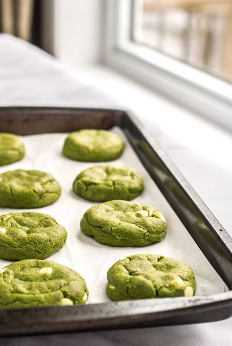 9 Kid-Friendly Green St. Patrick’s Day Recipes — Without Food Coloring – SheKnows Matcha Cookies Recipe, White Chocolate Matcha, Green Tea Cookies, Sweet Matcha, Matcha White Chocolate, Vegan Christmas Cookies, Matcha Cookies, Vegan White Chocolate, Matcha Recipe