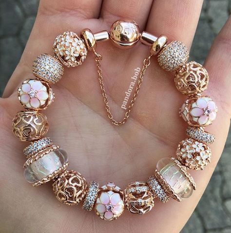 Pandora Inspiration Real Pandora Bracelet, Cute Pandora Bracelet Charms, Pandora Bracelet Inspiration, Pandora Bracelet Ideas Inspiration, Pandora Bracelet Charms Ideas, Charm Bracelets For Girls, Girly Bracelets, Pandora Bracelet Designs, Xo Jewelry