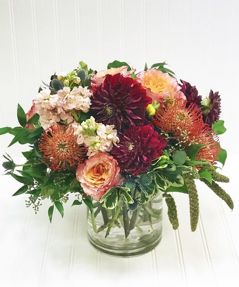 Fall Table Floral Arrangements, Modern Fall Arrangements, Thanksgiving Flower Centerpieces Table, Autumn Flowers Arrangements, Sunset Floral Arrangement, Small Fall Floral Arrangements, Fall Floral Arrangements For Home, Fall Outdoor Flowers, Sunset Tablescape