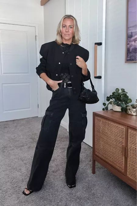 Amazon Accessories, Mom Ootd, Cargo Pants Outfit, Stylish Mom, Style Edit, Black Lace Tops, Virtual Closet, Mom Blogger, Fashion Bloggers