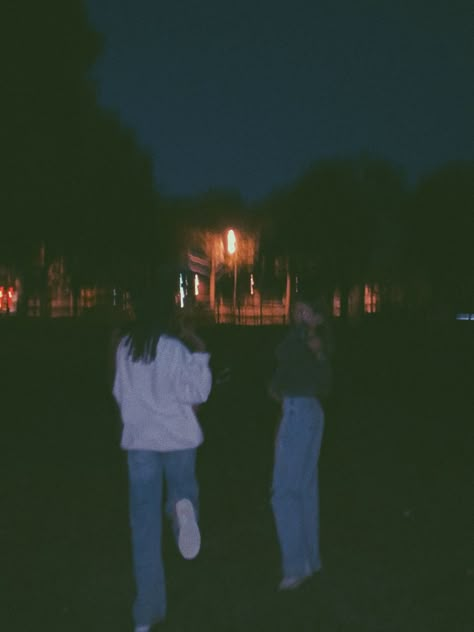 Teen Life Aesthetic, Sneaking Out Aesthetic, Paradis Sombre, Friends Hanging Out, Filmy Vintage, Best Friends Aesthetic, Foto Tips, Best Friend Photos, Cute Friend Pictures