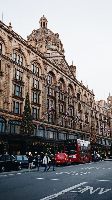 Harrods at Christmas photo by James Healy (@essentialprints) on Unsplash Britania Raya, Oxford Street London, London In December, Aesthetic London, London Vibes, London Dreams, London Itinerary, London Lifestyle, London Baby