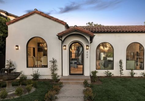 Southwest Stucco Exterior Colors, Spanish Modern Exterior, Arizona House Exterior, Modern Spanish Style Homes Exterior, Spanish Modern Homes, Modern Spanish Farmhouse, Mediterranean Homes Exterior, Hacienda Homes, Spanish Revival Home