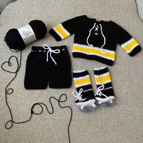 Baby Boy Hockey, Crochet Baby Clothes Boy, Baby Shirt Design, Boys Clothes Patterns, Knit Crochet Patterns, Hockey Outfits, Hockey Pants, C2c Crochet Pattern Free, Crochet Baby Boy