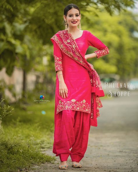 Kameez Style, Ladies Suits Indian, Patiyala Dress, Patiala Suit Designs, Punjabi Models, Bridal Suits, Patiyala Suit, Suit Salwar, Punjabi Fashion