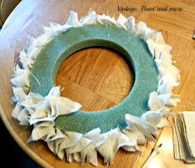 Vintage, Paint and more... Burlap Wreath Easy Burlap Wreath, Business Crafts, Making Mesh Wreaths, Burlap Wreath Tutorial, Making Wreaths, Easy Fall Wreaths, Burlap Wreath Diy, Burlap Projects, Burlap Christmas Wreath