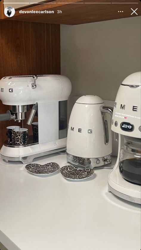 Appliances Aesthetic, Smeg Kettle, Smeg Kitchen, Devon Lee Carlson, Aesthetic Kitchen, Coffee Corner, Glam Decor, Coffee Makers, Cute Kitchen