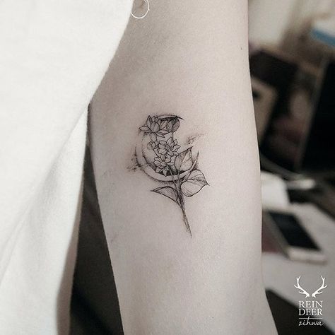 Crescent moon and flowers via @zihwa_tattooer #zihwa #reindeerink #floral… Flower Moon Tattoo, Tattoo Moon, Sailor Moon Tattoo, Moon Tattoo Designs, 4 Tattoo, Flower Moon, Tattoo Feminina, Dream Tattoos, Trendy Tattoos