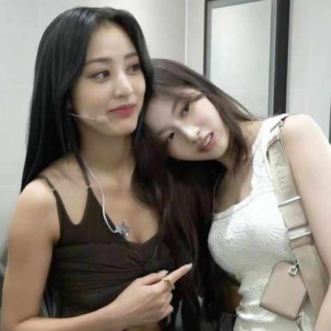 #sana #jihyo #sahyo #twiceship #icon #marioyuniss #tanrica Sana Y Jihyo, Jihyo And Sana, Sana Lq, Sana Jihyo, Twice Korean, Dear Best Friend, Kpop Couples, Twice Jihyo, Twice Sana