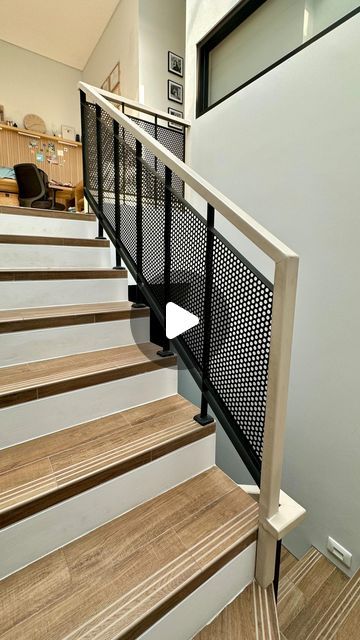 Stairs Railing Design Modern, Railing Design Stairs, Tangga Aesthetic, Modern Stair Railing Ideas, Stairs Railing Design, Staircase Design Ideas, Hand Railing, Railing Tangga, Interior Railings