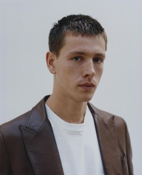 Harris Dickinson by Vitali Gelwich for ODDA Magazine Fall-Winter 2020 - Fashion Editorials - Minimal. / Visual. Fall Haircuts, Harris Dickinson, Balenciaga Shirt, Fresh Haircut, Mens Hairstyles Thick Hair, Fall Hair Cuts, The Darkest Minds, Best Supporting Actor, Crew Cuts