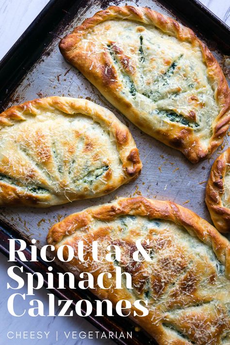 A cheesy ricotta and spinach vegetarian calzone to substitute into your pizza routine! Resep Pasta, Vegetarian Cookbook, Makanan Diet, Think Food, Vegetarian Meals, Idee Pasto Sano, Meatless Meals, Deep Dish, Vegetarian Dishes