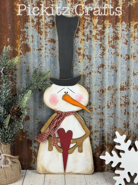 CCC (Crafty Creators Community) | What do you think of my Valentine snowman | Facebook Valentine Snowman, Diy Schneemann, Wooden Snowmen, Diy Santa, Diy Snowman, Christmas Wood Crafts, Snowman Crafts, Wood Christmas, Tole Painting