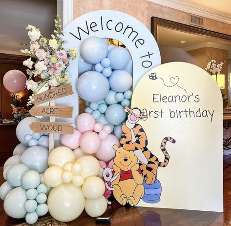 Winnie The Pooh Party Decor, Winnie The Pooh Birthday Party, Pooh Birthday Party, Winnie The Pooh Decor, Baby Birthday Party Theme, Decoration Buffet, Deco Ballon, Winnie The Pooh Themes, Baby Birthday Decorations