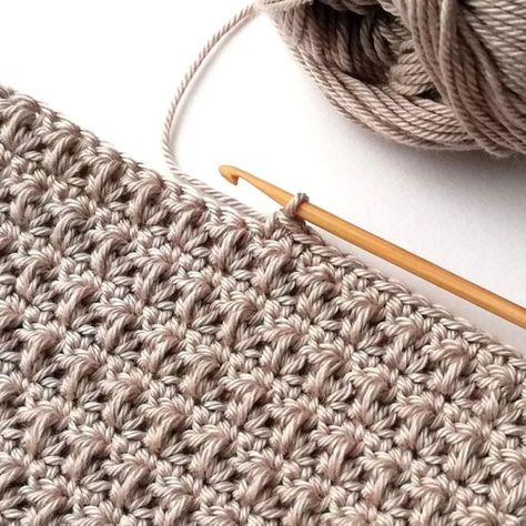 30 beautiful crochet stitches - Nordic Hook - Crochet tutorials Crochet Cobblestone Stitch, Wedge Stitch Crochet, Suzette Crochet Stitch, Crochet Relief Stitch, Faux Knit Crochet Stitch, Counterpane Stitch Crochet, Crochet Edging Stitches, Two Single Crochet Stitch, Double Ended Crochet Hook Patterns