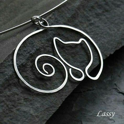 Hammered Wire Cat Pendant Cat Outline, Work Images, Bijoux Fil Aluminium, Wire Jewelry Designs, Cat Pendant, Diy Wire Jewelry, Wire Work Jewelry, Wire Necklace, Wire Pendant