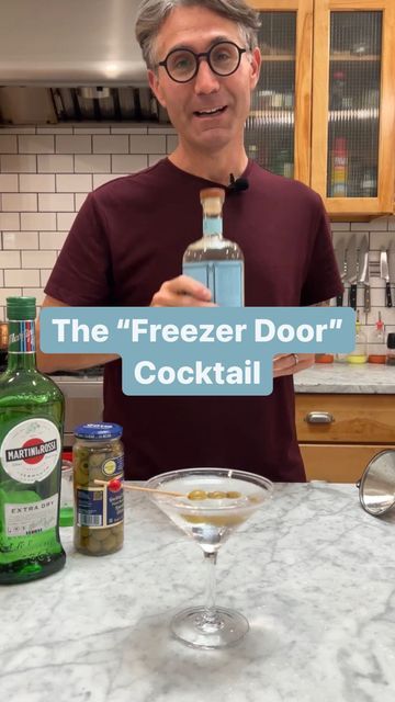 Freezer Door Cocktail, Vodka Martinis, Dirty Martini Recipe, Street Editorial, Cocktails Martini, Martini Rossi, Martini Party, Cocktail Mixology, Cocktail Drinks Alcoholic