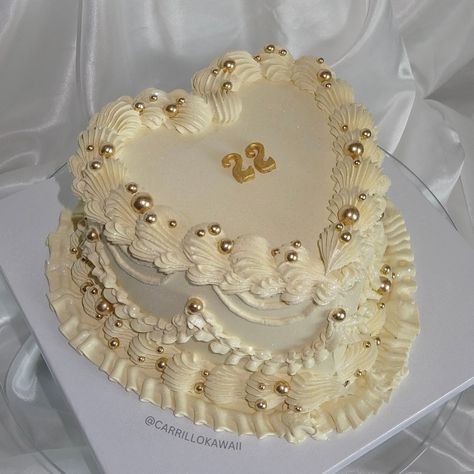 Vanilla Birthday Cake Aesthetic, 21st Golden Birthday Cake, Golden Birthday Ideas Cake, Golden 24th Birthday, Beige And Gold Birthday Cake, Gold Birthday Cake Aesthetic, Golden Era Birthday, Vanilla Birthday Cake Decorating, White And Gold Bday Cake