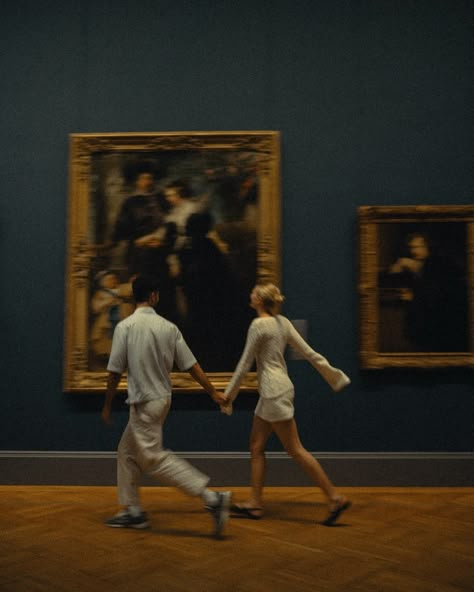 Carys Hicks ↠ New Hampshire Documentary Style Photographer | let’s fall in love at the met ✨🕊️ | Instagram Juan Marcel Rhylan, Old Money Romance, Art Museum Photoshoot, Museum Couple, Engagement Shoot Photos, Moca Museum, Museum Photoshoot, Nyc Photoshoot, Museum Date