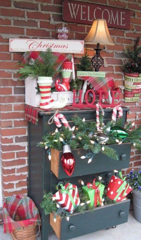 60 Beautifully Festive Ways to Decorate Your Porch for Christmas Check more at https://mirckelebek.com/60-beautifully-festive-ways-to-decorate-your-porch-for-christmas/ Porch Christmas Tree, Best Outdoor Christmas Decorations, Christmas Window Display, Christmas Front Porch, Christmas Porch Decor, Christmas Porch, Front Porch Christmas Decor, Christmas Store, Primitive Christmas