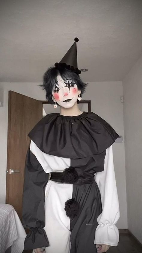 Cute Clown Costume, Jester Makeup, Black And White Clown, Clown Costume Women, Funny Halloween Jokes, Cute Clown Makeup, Halloween Makeup Clown, Clown Halloween Costumes, Jester Costume