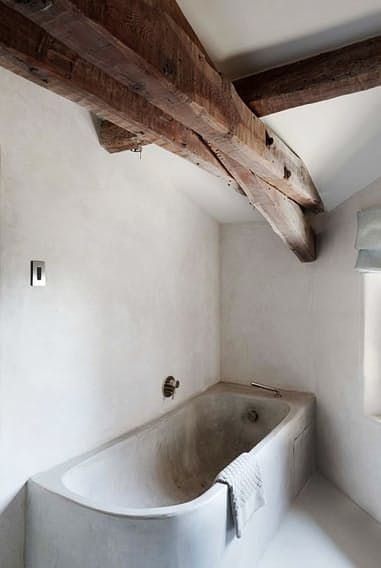 As ancient as the Romans, and bang on trend, the concrete bath. Cozy Bathroom Ideas, Contemporary Home Offices, Concrete Bath, Architecture Renovation, Natural Bathroom, Concrete Bathroom, White Wall Decor, Bathroom Shower Tile, Rustic Contemporary